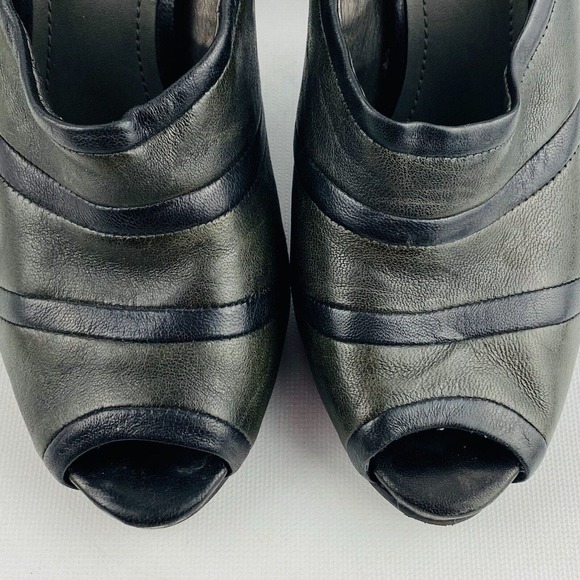 Womens 8B Vince Camuto Godiva Pump Dark‎ Gray Leather Peep Toe 4" High Heels - Picture 9 of 10